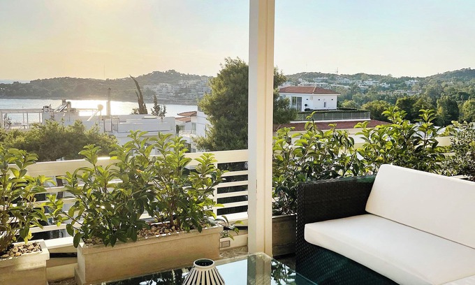 Vouliagmeni Apartamento | A unique 3 level penthouse with a great sea view to Vouliagmeni Bay