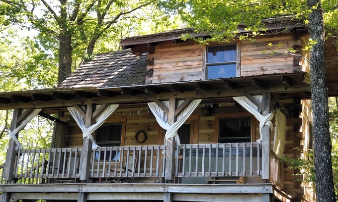 Piper Gap Cabina | A Unique Bed and Breakfast...Log Cabins, with Hot Tubs and Breakfast Delivered Each Morning :)