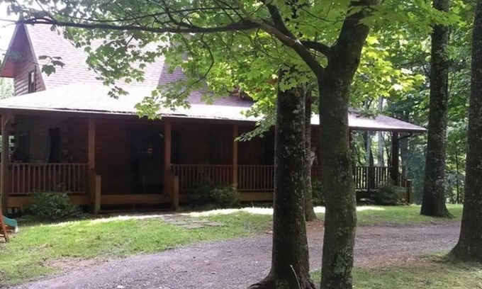Old Town Cabina | A Unique Bed and Breakfast...Log Cabins, with Hot Tubs and Breakfast Delivered Each Morning :)