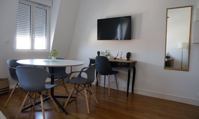 Bezons Apartamento | A unique loft at the gateway to Paris*wifi*private parking*garden* tramway