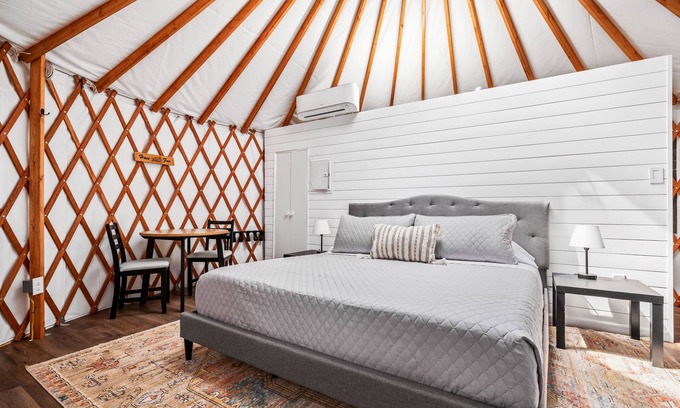 New Braunfels Cabina | A Unique Texas Hill Country Glamping Experience! Full bathroom and Great AC!!