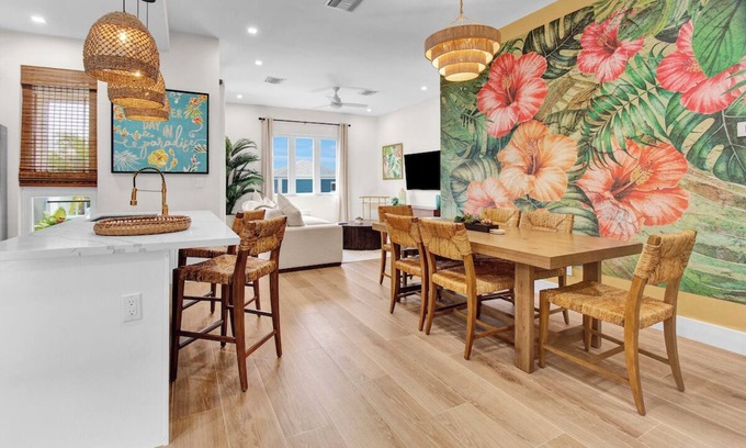 Nassau Condominio | A vibrant, colorful, tropical retreat condo, 2 min drive to the beach, pool