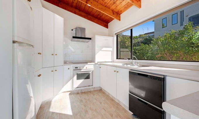 Orewa Casa | A View from the Heights -3 bedroom house in Orewa, walking distance to beach