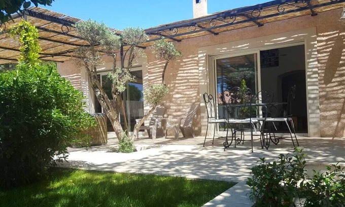 Velaux Villa | A villa in Provence, swimming pool and shaded garden