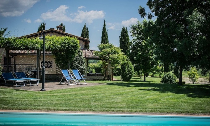 Abbadia a Isola Villa | Una villa con vistas a Monteriggioni y una piscina privada