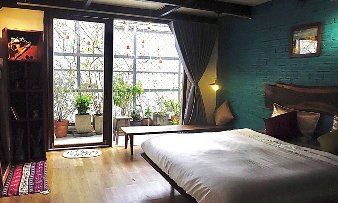 Downtown Ho Chi Minh City Apartamento | A Vintage Bedroom in District 1