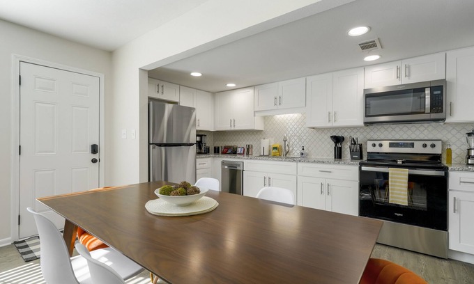 Ocean City Casa | A Wave From It All - 10 Min from the beach - Renovated - Sleeps 6