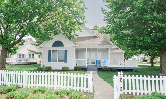 Manistee Cabaña | A Wave From It All - Cottage at Harbor Village
