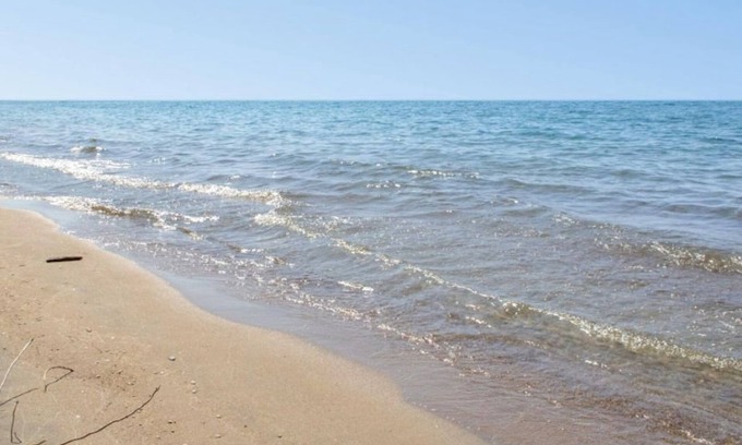 Huron-Kinloss Cabaña | A Wave From it All - Cozy Lake Huron Cottage: Sand Beach, Pet-Friendly, Wi-Fi
