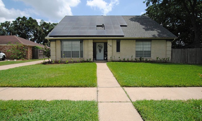 Memorial Parkway Casa | A welcoming 4 bedroom and 4.5 bathroom house with a private pool