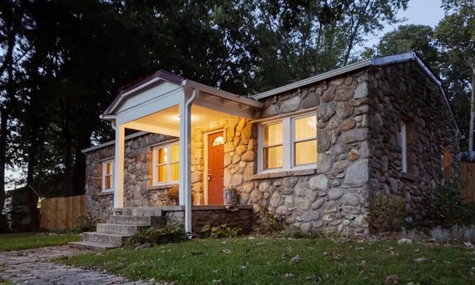 Hendersonville Cabaña | a whimsical stay in the mountains