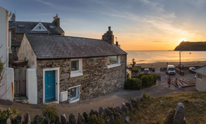 Cregneish Cabaña | A wonderful coastal cottage, in a great setting close to the beach.