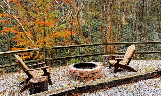 Gatlinburg - Pigeon Forge Cabina | La cabina aislada 2BR lleva la bañera de hidromasaje Valley compatible con 🐕🐈