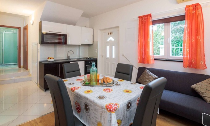 Kastela Apartamento | A1 apt con jardín, parque infantil, estacionamiento y desayuno