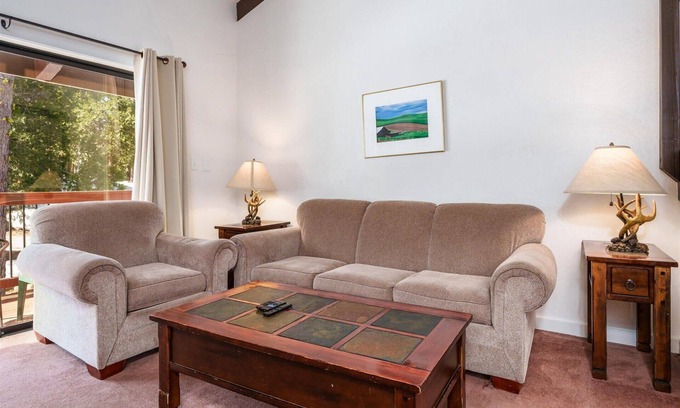 Yosemite West Condominio | Loft Condo A202 tiene dos niveles con un espacio abierto (no hay dormitorios)