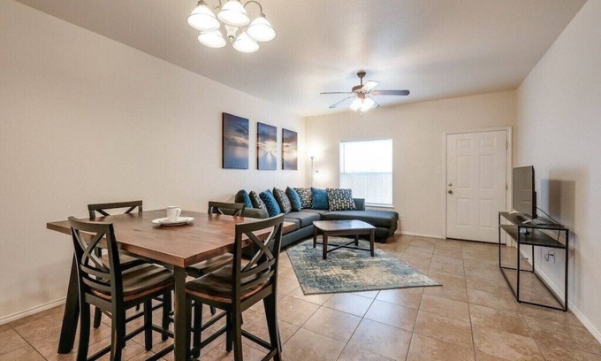 Medical Center District Condominio | AA2 10% OFF 2BR Apt Fast WiFi 4-mins to Medical Center Pet-friendly