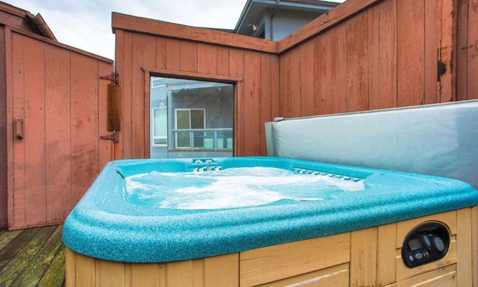 Dillon Beach Casa | Abalone Alcove! Hot Tub! Pool Table! AMAZING VIEWS! Fast WiFi! Dog Friendly!