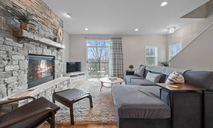 Fontana-on-Geneva Lake Casa | Abandon View Escape in Fontana |New Townhome|Balconies |Stone Gas Fireplace |Walk to Beach