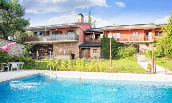 Galapagar Cabaña | Abantos-la casa de Galapagar. Apartamento con salida directa a piscina y césped