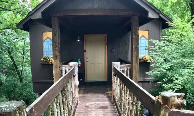 Eureka Springs Cabaña | Abbey Chateau Treehouse #10 / Oak Crest