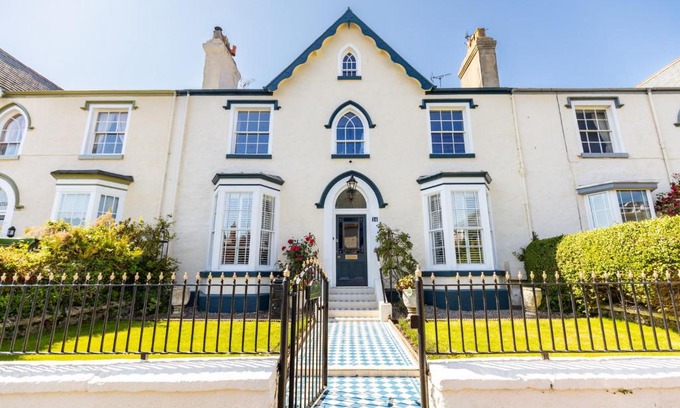 Llandudno Casa | Abbey Lodge, Llandudno - Period Townhouse, 5 bedrooms & bathrooms, with Hot Tub & Private Parking