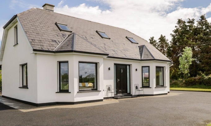 Ballintober Cabaña | ABBEY VIEW, pet friendly, with a garden in Ballintubber, County Mayo