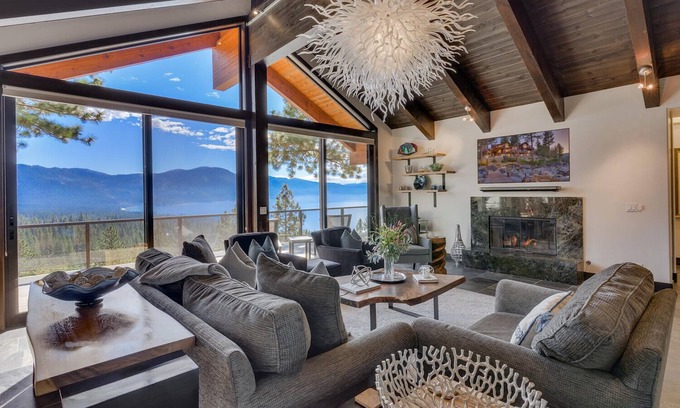 Incline Village Casa | Above and Beyond - Incline Village Lakeview: 4 BR / 8 BA cinco habitaciones en Incline Village, capacidad para 12