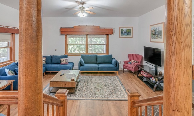 Hathaway Pines Cabina | ABOVE IT ALL - UNIQUE MOUNTAIN RETREAT SLEEPS 15 W/REC ROOM