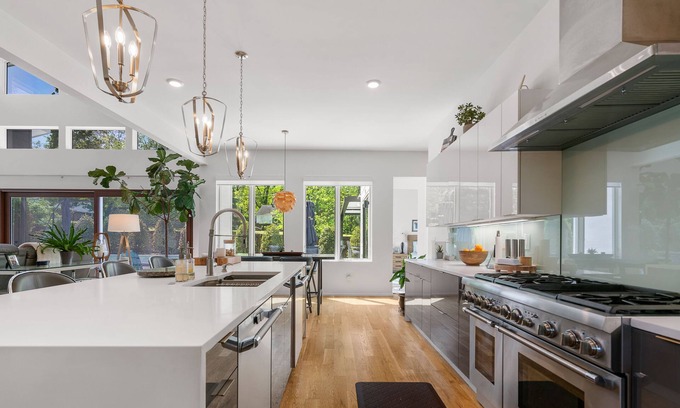 Oak Hill Casa | Above Nashville Contemporary I Pool&Spa | ModernI Pet FriendlyI Luxe Services