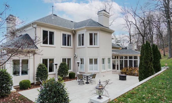 Oak Hill Casa | Above Nashville Ridgetop I Large Groups | 9MI Nashville| Media RoomI Services