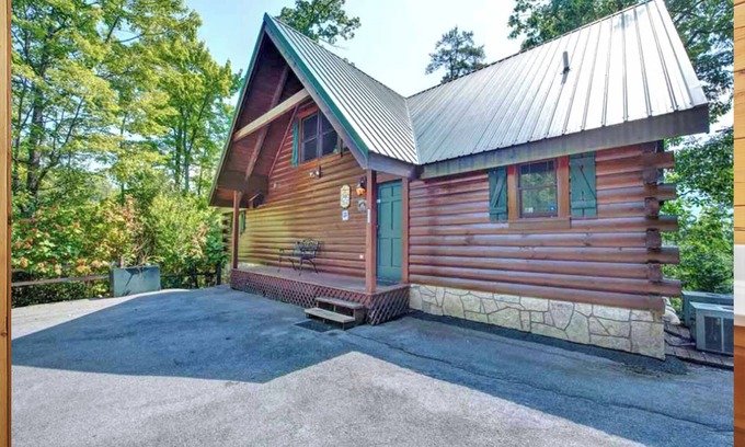 Black Bear Falls Cabina | ABOVE THE CLOUDS! 4 Bedroom in the Smokies!