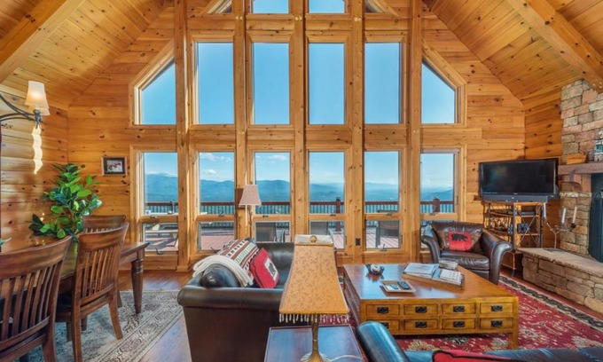 Old Fort Casa | Above the Clouds Log Cabin, Hot Tub & Views!