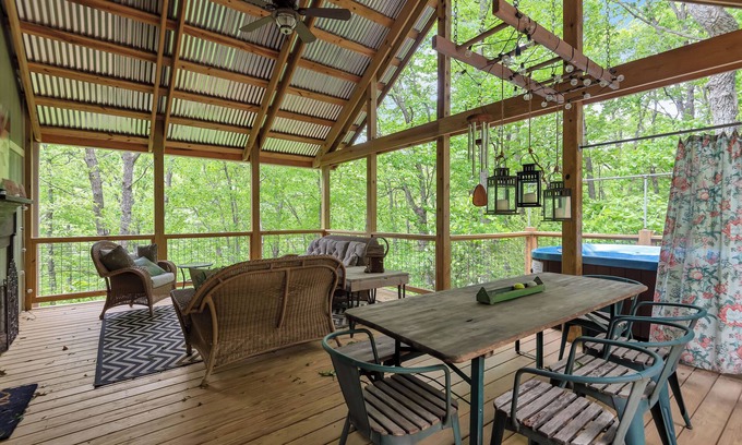 West Jefferson Cabaña | Above The New River - Hot Tub + New Listing!