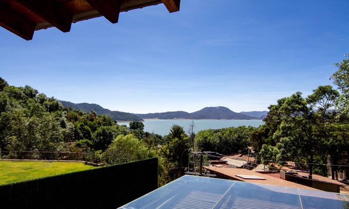 Valle de Bravo Casa | Above Villa Caparin I Views I XL Hot Tub I Outdoor Living I Heart of Town