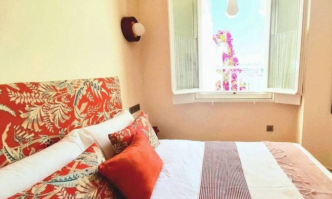 Medina of Tangier Cama Y Desayuno | Absinthe Guesthouse : Charming Room With Street View - La Marjane