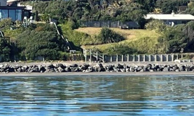 Raumati South Casa | Absolute Beach Front Luxury Holiday Home Swim Beach Spectacular Sunsets
