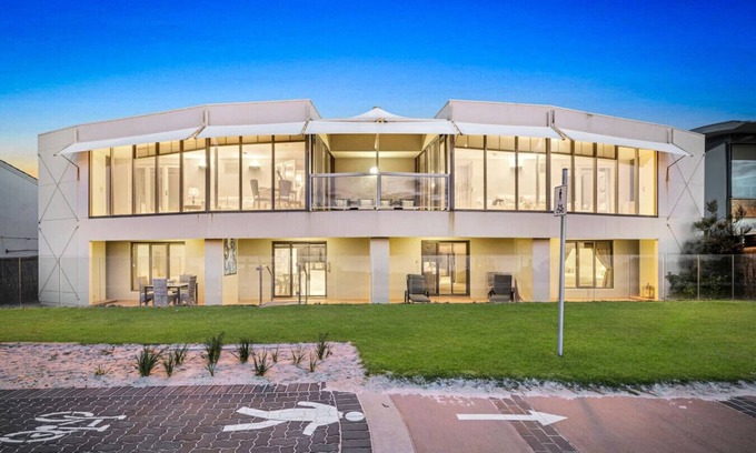Adelaide Casa | "Absolute Beachfront Luxury" | By Host Solutions