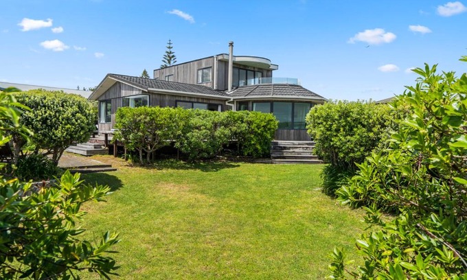 Waikanae Casa | Absolute Beachfront Bliss - Waikanae Beach Holiday Home