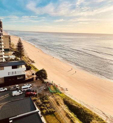 Main Beach Apartamento | Absolute Beachfront Luxury - Heated Pool - 75 TV