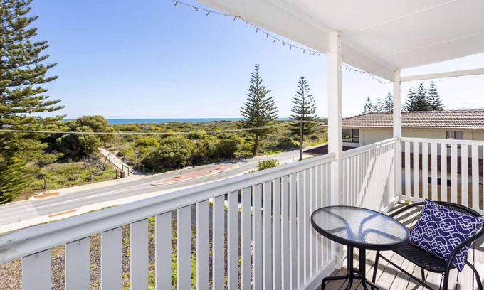 Singleton Apartamento | Absolute beachfront! Newly renovated Hamptons style. PET FRIENDLY & free WIFI!