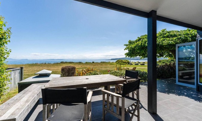 Waitahanui Casa | Absolute Lake Front - 5 Mile Bay