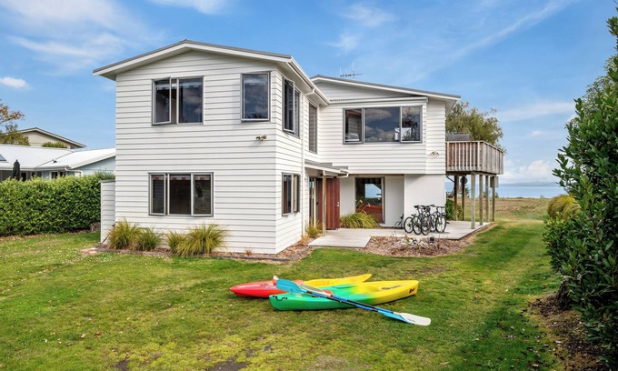 Waitahanui Cabaña | Absolutamente frente al mar con WiFi - Five Mile Bay Holiday Home