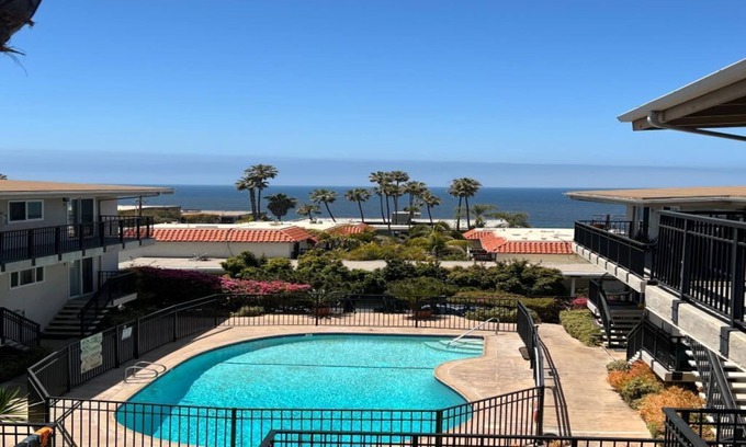 Del Mar Condominio | Absolutely gorgeous Oceanview condo steps to the beach!