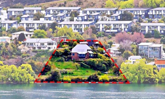 Frankton Casa | Absolutely Lakeside House - 5mins to Town - Step outside to the lake and trail.