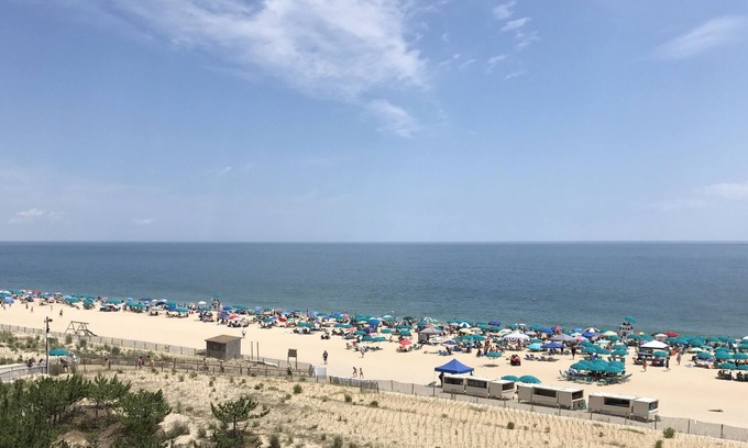 Bethany Beach Condominio | Absolutamente impresionante 3 dormitorios Sea Colony Condo! Frente al mar con renovación premium