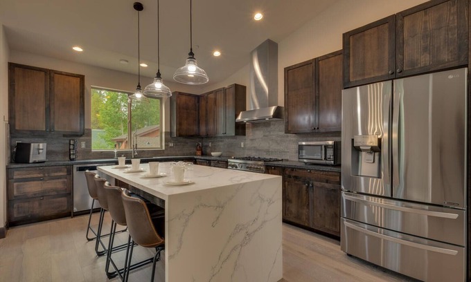 Angora Highlands Casa | AC, Large Upright Arcade, Dreamy Kitchen, Designer Furnished, Grill, Fast Wifi, Spa – The Glenmore
