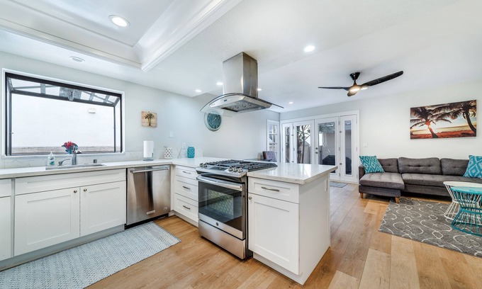 Huntington Beach Casa | AC, spa, bikes, deck, Steps to beach and shops