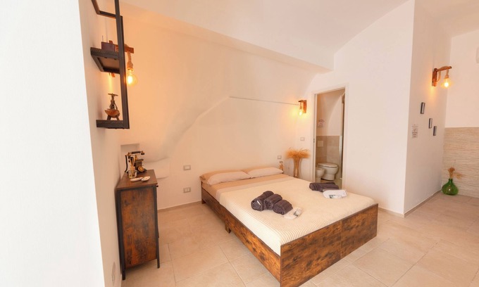 Adelfia Cama Y Desayuno | 'ACA Luxury Suite with Jacuzzi,thus enjoying a range of modern amenities.