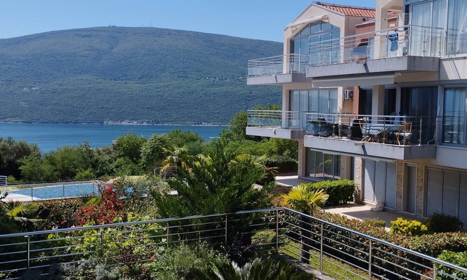 Denovici Casa | Acacia Hill Grape Apartment