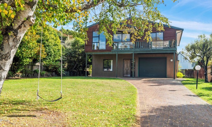 Taupo Cabaña | Acacia Views - Acacia Bay Holiday Home